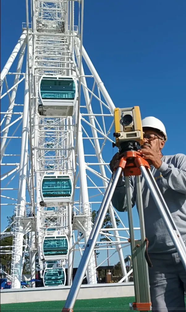 Wilson Soares operando estação total Topcon na roda-gigante de Foz do Iguaçu, 2024